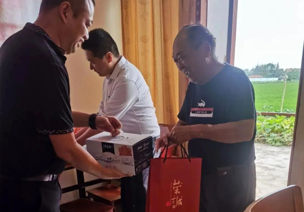 中秋慰問(wèn)送真情 普惠隊員(yuán)暖人(rén)心